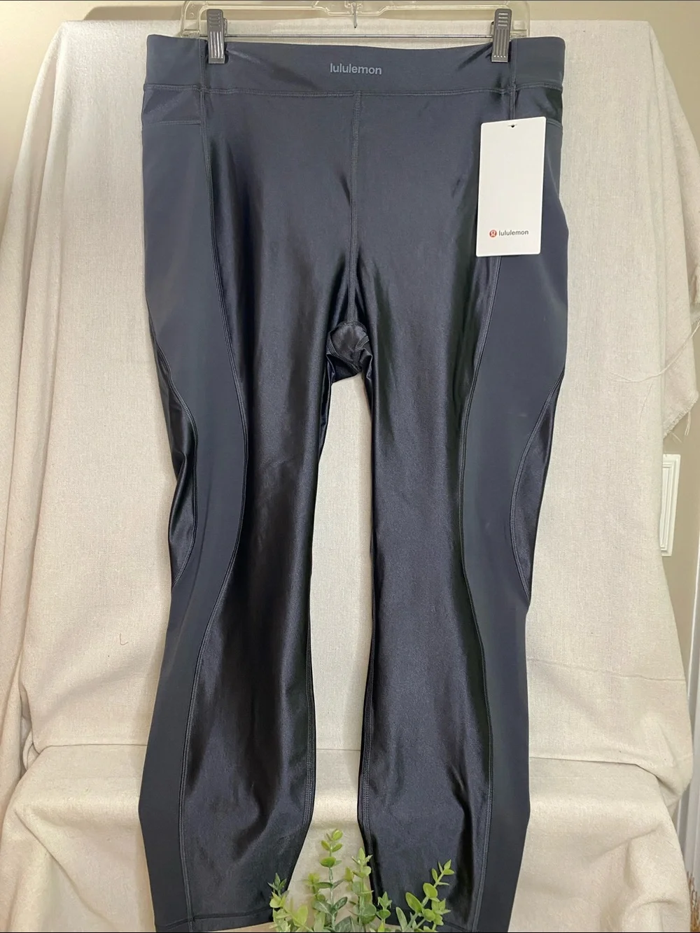 Lululemon Satin Shine Panelled Tight 25” Legging, Size 14 - Picture 2 of 7